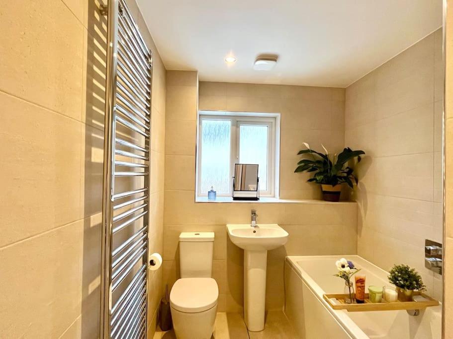 Modern And Spacious With Large Garden Hébergement de vacances *