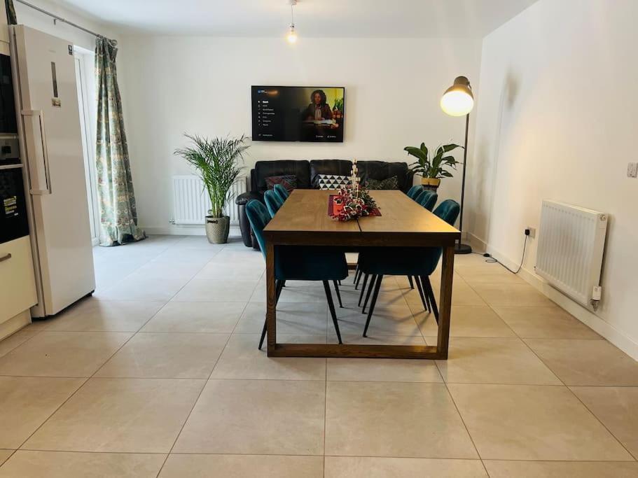 Modern And Spacious With Large Garden Hébergement de vacances *
